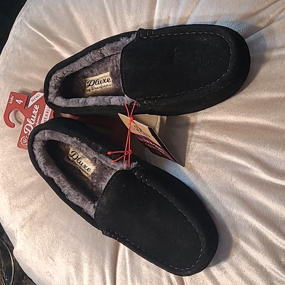 New with tags! Kids 4 genuine suede deluxe memory foam cushion black slippers